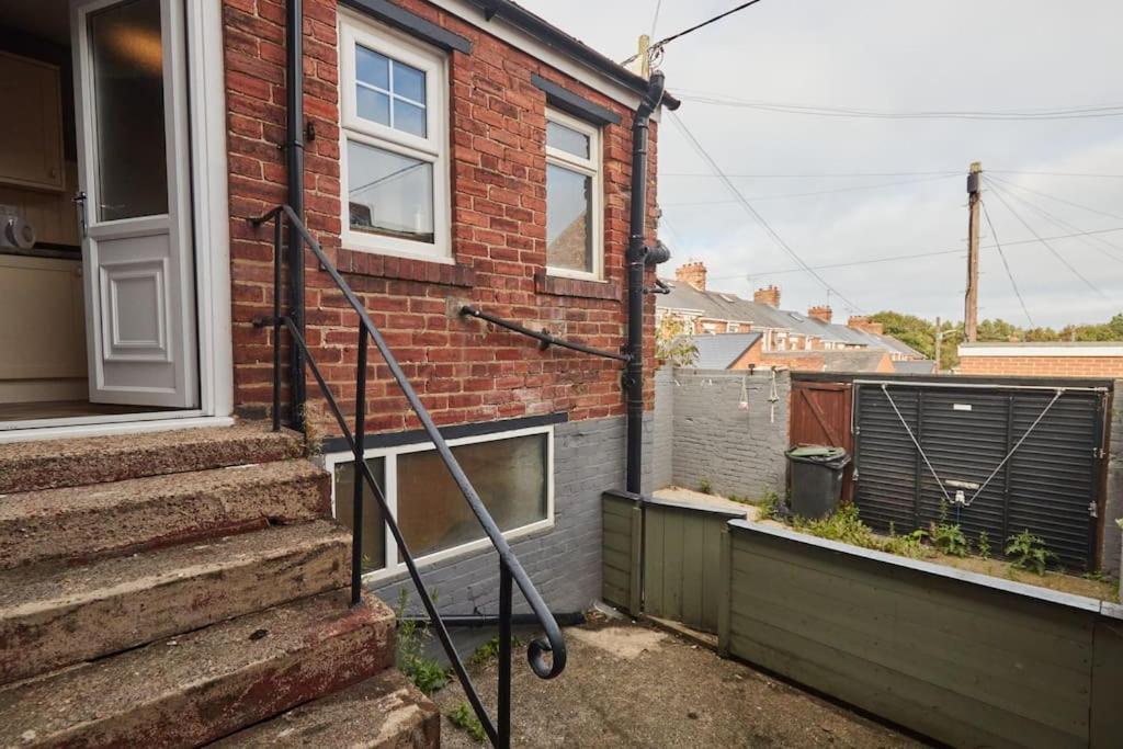 Cosy 3-Bedroom House In Seaham - Street Parking Exterior foto